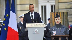 Partner Jugelého Etienne Cardiles během dubnové ceremonie na počest zabitého policisty