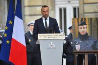 Policistu zabil v Paříži terorista. Nyní měl posmrtně svatbu s partnerem