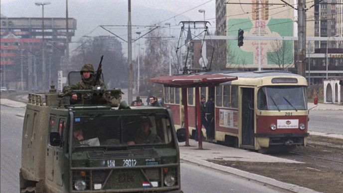 Ulice Sarajeva během jugoslávského konfliktu.