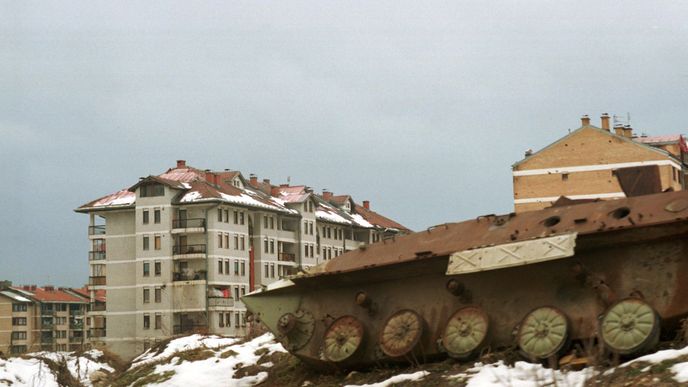 Sarajevské sídliště poničené dělostřeleckou palbou během bosenské války v roce 1992.