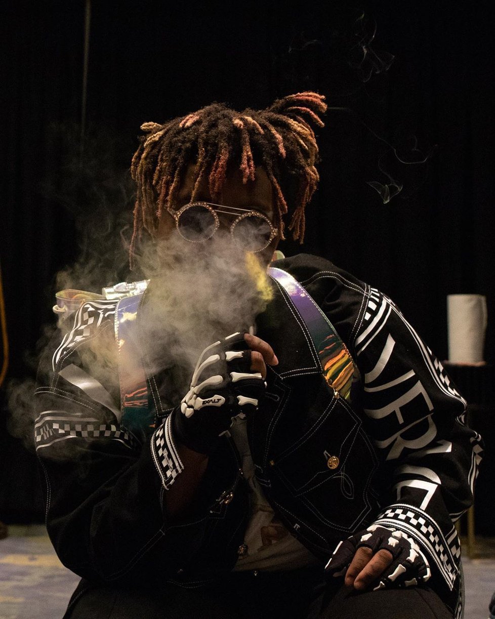 Rapper a zpěvák Juice Wrld (†21) zemřel po záchvatu na letišti.