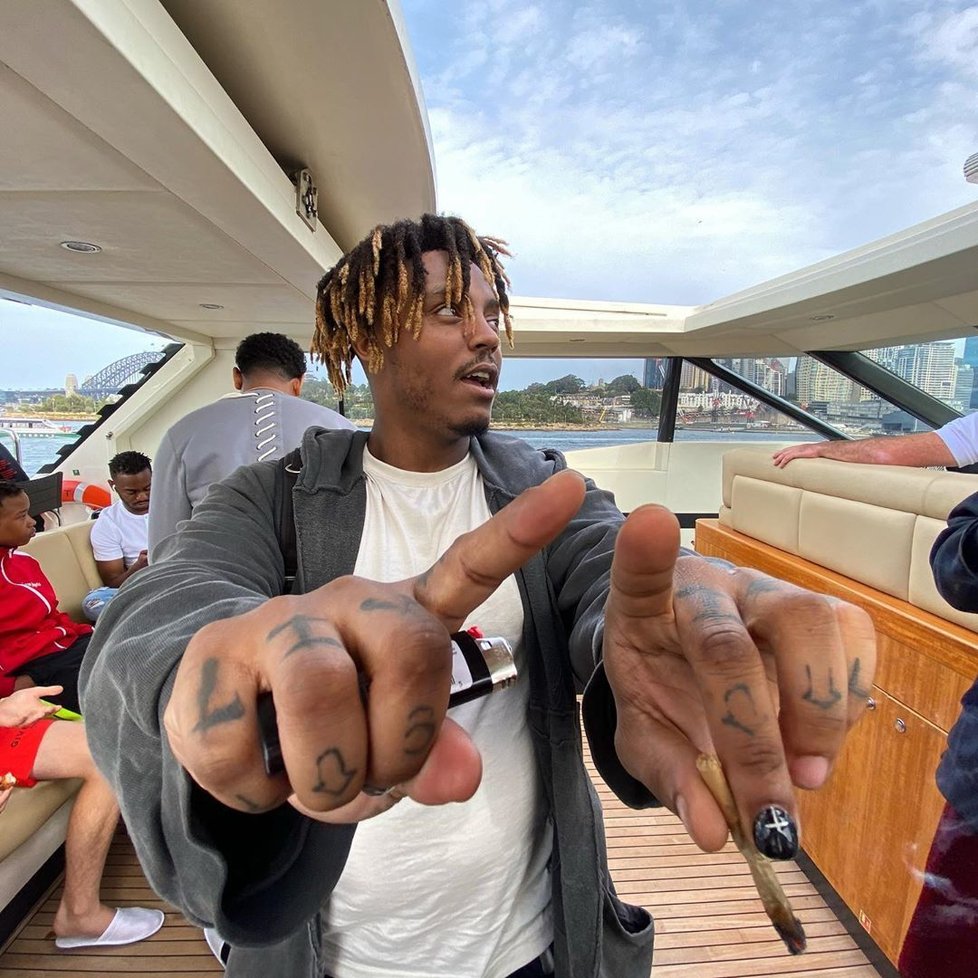 Rapper a zpěvák Juice Wrld (†21) zemřel po záchvatu na letišti.