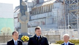 Jukija Amano (vpravo) v Černobylu: S tehdejším prezidentem Ukrajiny Janukovičem a bývalým generálním tajemníkem OSN Pan Ki-munem
