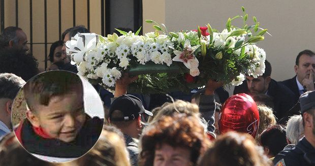 Chlapec (†2) zemřel po pádu do studny: Pohřbili ho vedle bratra (†3)