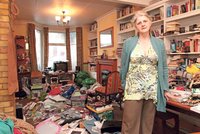 Britka byla víkend pryč, mezitím se jí doma zabydleli Romové