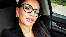 Julia Jasmin Ruehleová, televizní hvězda a influencerka, měla nehodu na dálnici. Ztratila kontrolu nad řízením a její Porsche narazilo do bariéry.