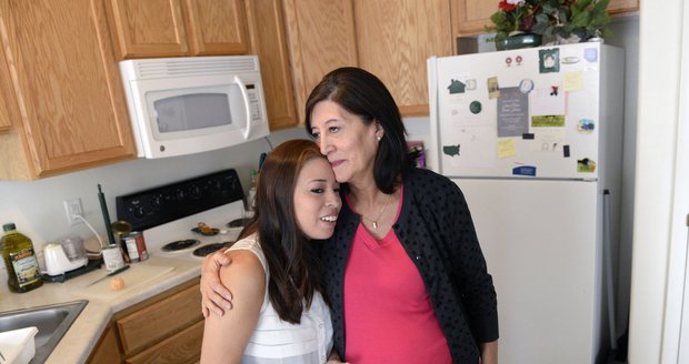 Julia Navarro (58) přivede své dceři Loreně (23) na svět dítě.