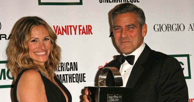 Julia Roberts i George Clooney se pyšní zářivě bílým úsměvem