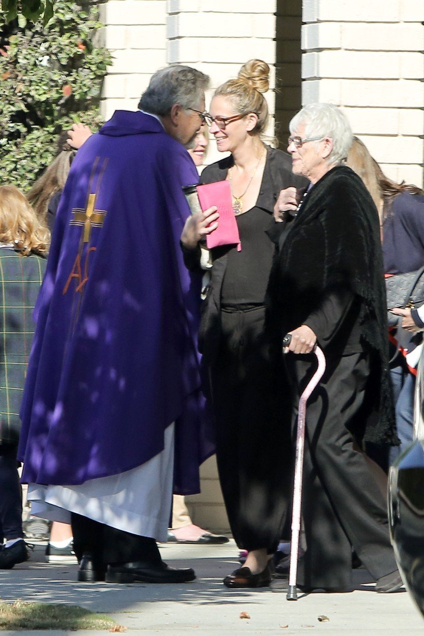 Julia Roberts ruku v ruce s maminkou Betty Lou Motes při návštěvě kostela.