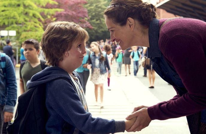 Julia Roberts ve svém nejnovějším filmu Wonder (2017). Jejího syna, chlapce se zdeformovanou tváří, hraje Jacob Tremblay (The Room)
