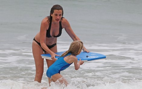 Julia Roberts učí malou Hazel (7) surfovat.