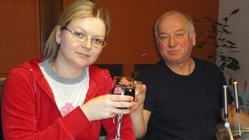 Julia (33) se svým otcem Sergejem Skripalem.