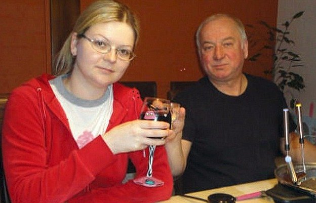 Jedem novičok byl otráven bývalý ruský agent Sergej Skripal a jeho dcera Julia