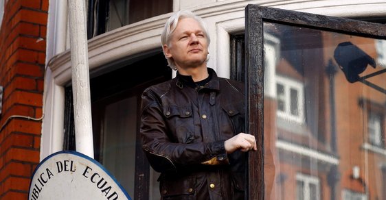Zakladatel serveru WikiLeaks Julian Assange přišel o azyl a byl zatčen 