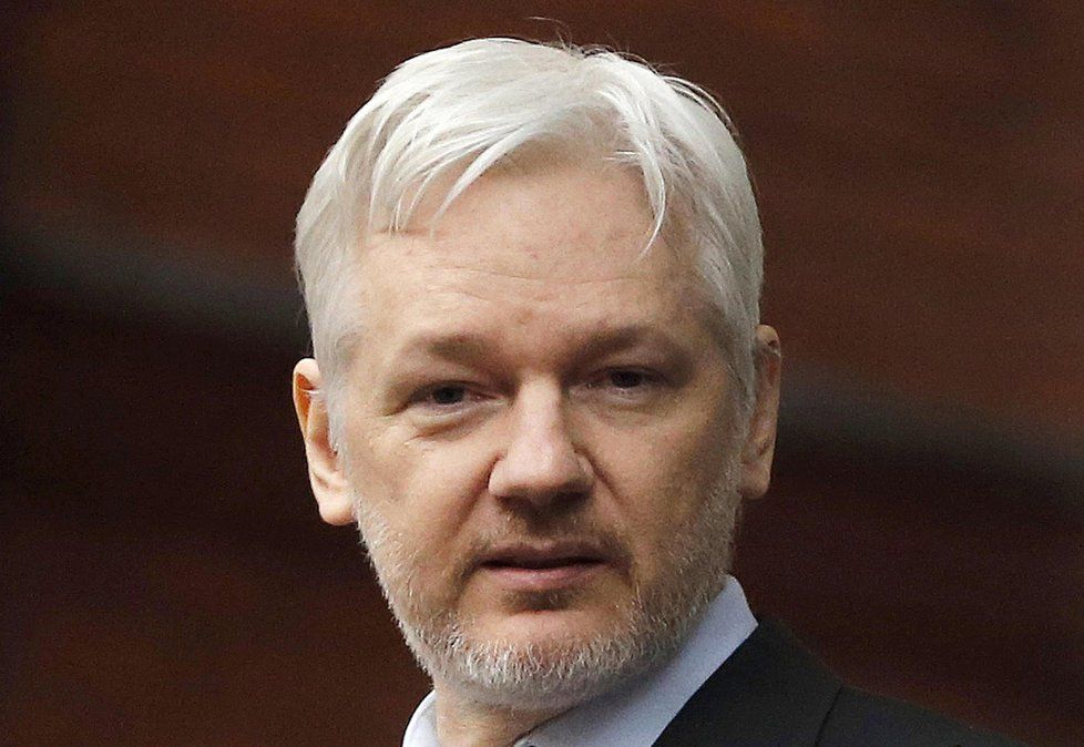Pokusili se zabít Assangeho? Neznámý muž se v noci pokoušel oknem dostat do ambasády
