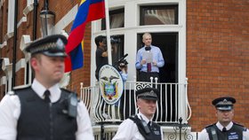 Assange pobývá už déle než čtyři roky na ekvádorském velvyslanectví v Londýně.
