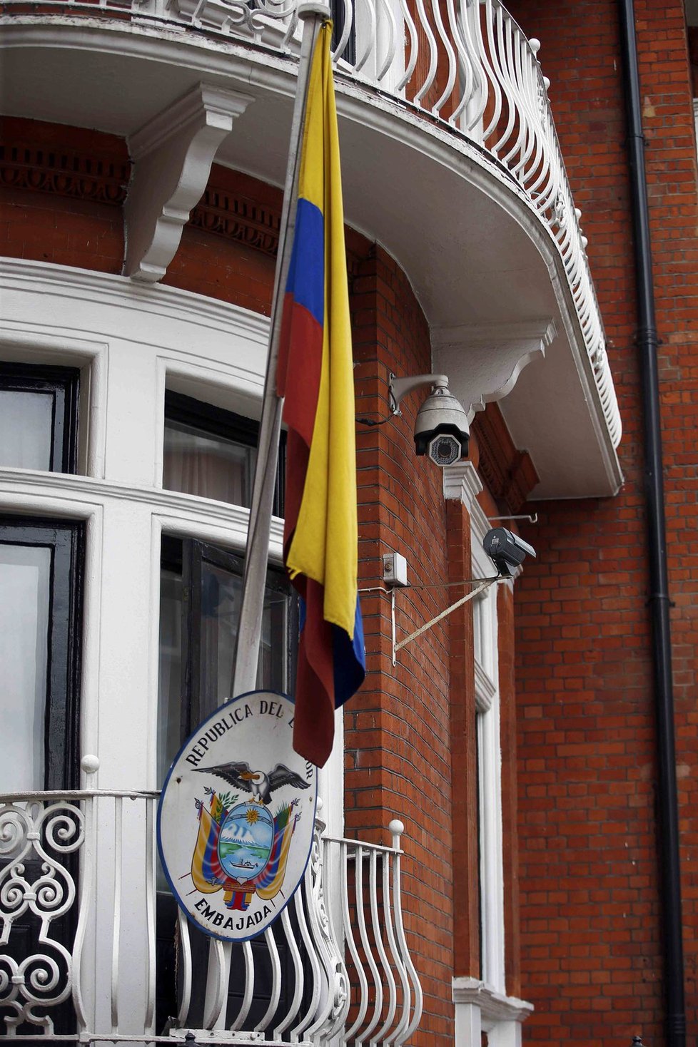 Assange žije na ekvádorské ambasádě v Londýně.