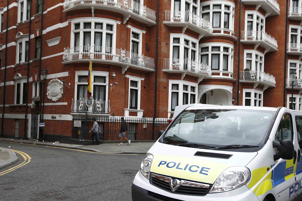 Assange pobývá už déle než čtyři roky na ekvádorském velvyslanectví v Londýně.