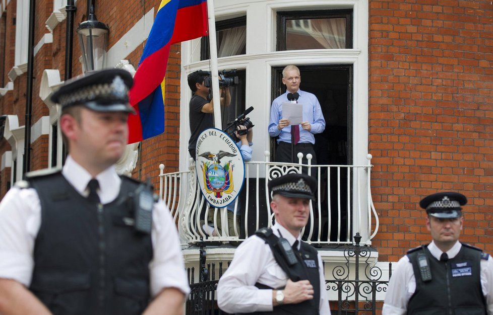 Pokusili se zabít Assange? Neznámý muž se v noci pokoušel oknem dostat do ambasády.