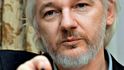 Julian Assange už dva roky trčí na ekvádorské ambasádě.