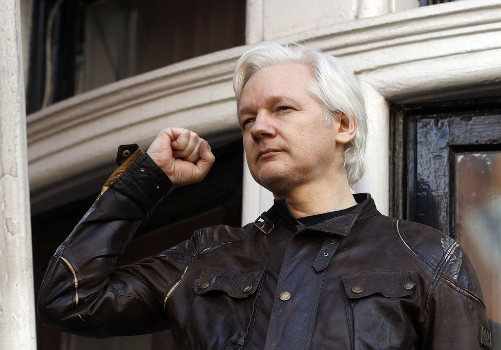 Julian Assange na balkóně ekvádorské ambasády v Londýně mluvil o vývoji událostí.