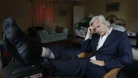 Julian Assange přišel o přístup k internetu.