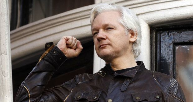 „Válka teprve začíná,“ hlásal Assange z balkonu a „kopl“ do Evropské unie