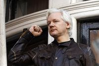 „Válka teprve začíná,“ hlásal Assange z balkonu a „kopl“ do Evropské unie
