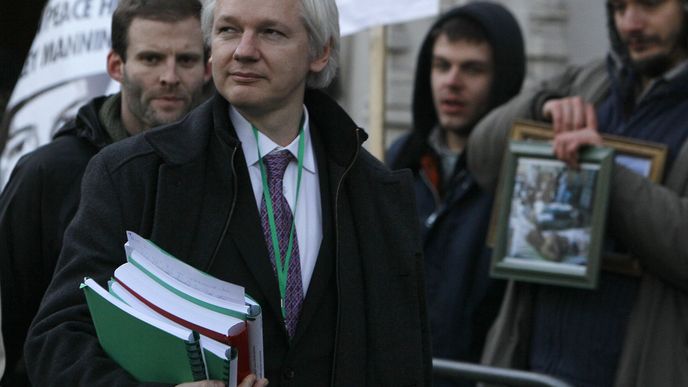 Julian Assange na balkóně ekvádorské ambasády v Londýně mluvil o vývoji událostí