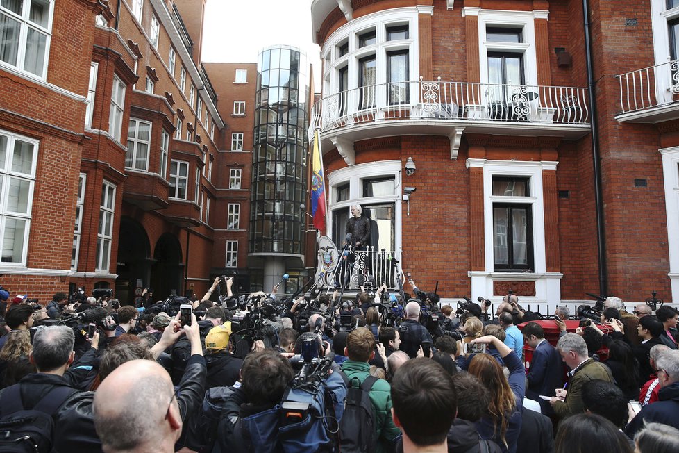 Julian Assange na balkóně ekvádorské ambasády v Londýně mluvil o vývoji událostí.