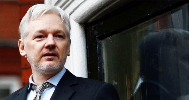 Chtěli zabít Assange? Neznámý muž v noci šplhal do okna ambasády