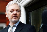 Assange má „přiškrcený“ internet. Ekvádor se nechce vměšovat do voleb v USA