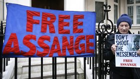 Dle komise OSN je Assange svévolně zadržován Británií, měl by být svobodný.