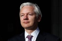 Assange vyslechnou kvůli znásilnění na ambasádě. Švédové už na vydání netrvají