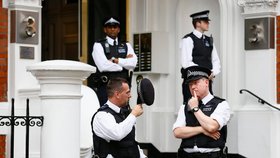 Britská policie hlídala kvůli Assangeovi ekvádorskou ambasádu ve dne v noci.