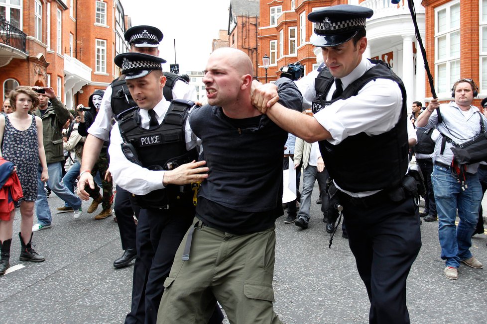 Některé z příznivců zakladatele WikiLeaks dokonce policie zatkla.