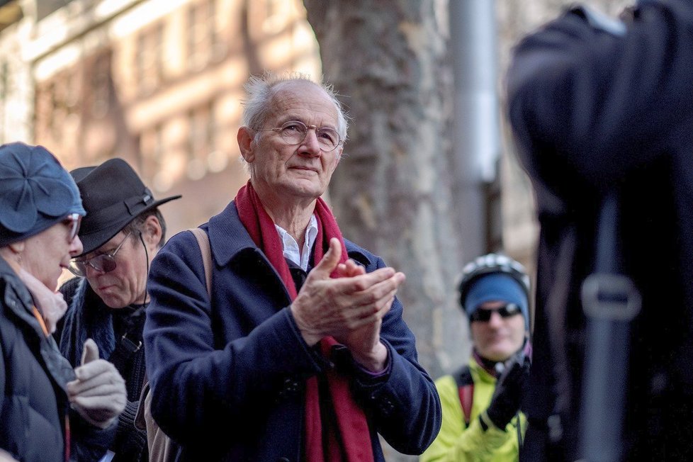 Otec Assange, John Shipton, prosí australské úřady, aby pomohly jeho synovi.