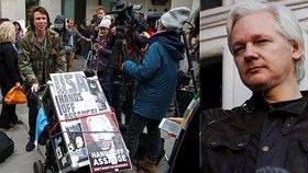 Stovky lidí demonstrují za propuštění Juliana Assangea.