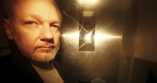 Assange má vážný problém: Švédové ho znovu obviní ze znásilnění