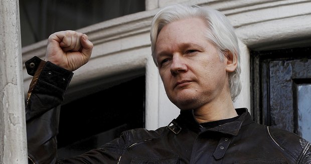 Švédové na Assange viněného ze znásilnění nedosáhnou. Zakladatel WikiLeaks zůstává v Británii