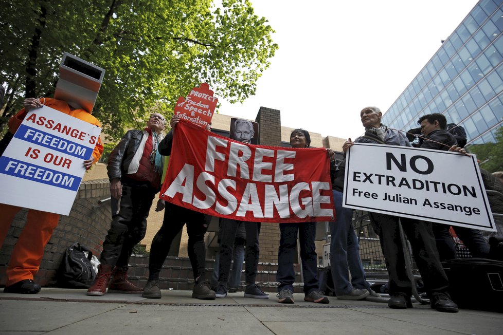 Stovky lidí demonstrují za propuštění Juliana Assange.
