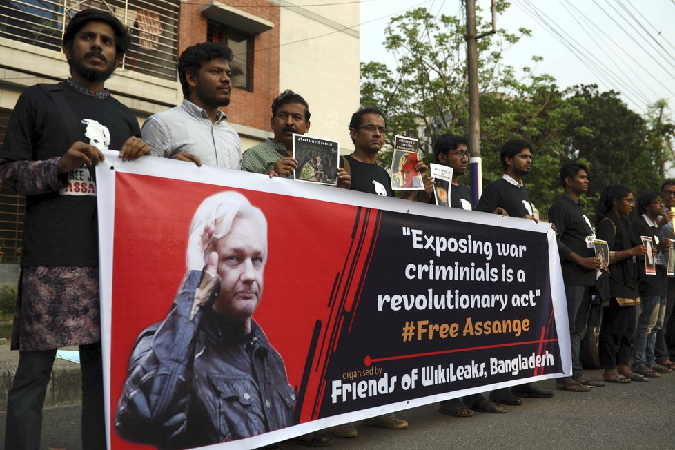 Stovky lidí demonstrují za propuštění Juliana Assange.