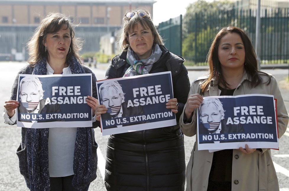 Stovky lidí demonstrují za propuštění Juliana Assangea.