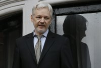 Assange neunikl britskému zatykači. Soud rozhodl, že i po letech platí