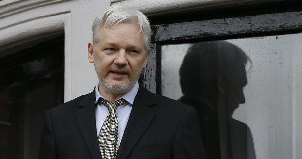 Assange vyslýchají v Londýně kvůli znásilnění. Spiknutí, brání se šéf WikiLeaks