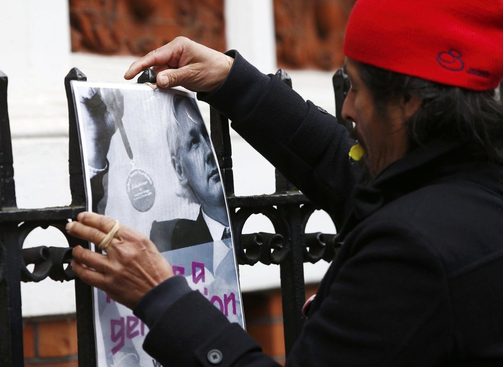 Podporovatelé Assangeho u ekvádorské ambasády v Londýně