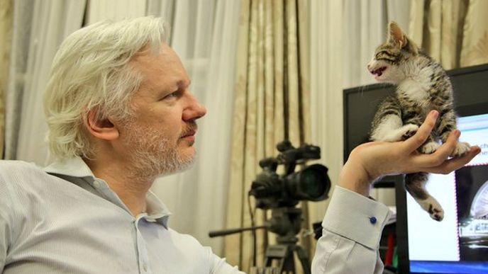 Julian Assange s novým kamarádem.