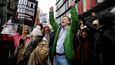 Příznivci Juliana Assange oslavují po verdiktu britského soudu, který se jej rozhodl nevydat do USA