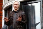 Assange žil od roku 2012 na ekvádorské ambasádě, v dubnu 2019 byl zatčen.