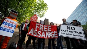 Protesty na podporu Juliana Assange v Londýně